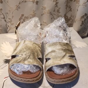 Born Carah Sandal Size 11